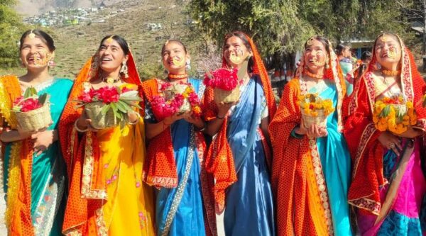 स्वीप टीम ने व्हाट्सएप एप पर मतदाता जागरूकता संदेश भेजने को बनाए ग्रुप, युवा मतदाताओं ने फूलदेई मनाकर और रंगोली बनाकर दिया शत प्रतिशत मतदान का संदेश
