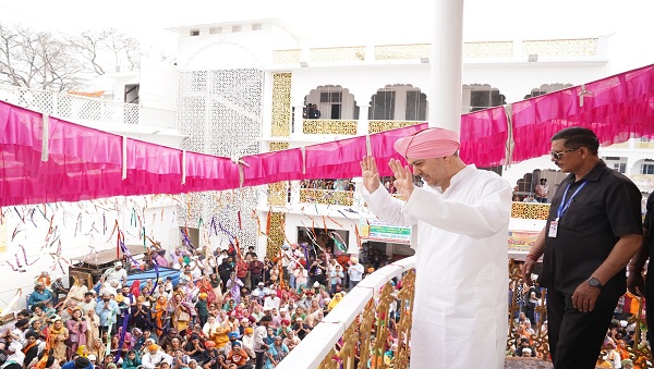 श्री दरबार साहिब एवं श्री झण्डा साहिब में चला दर्शनों व मनौतियों का क्रम, श्री दरबार साहिब के सज्जादे गद्दी नशीन श्रीमहंत देवेन्द्र दास जी महाराज ने संगतों को दिए दर्शन व आशीर्वाद