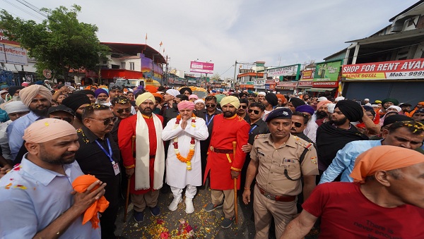 पुष्प वर्षा के साथ नगर परिक्रमा में गूंजे श्री गुरु राम राय जी महाराज के जयकारे, ऐतिहासिक नगर परिक्रमा में दूनवासियों ने गुरु की संगत का किया जोरदार स्वागत, 25 हजार संगतें हुई शामिल