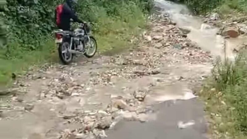 उत्तराखंड : ये नाला नहीं सड़क है…सड़क, 20 साल में भी पूरा नहीं हुआ काम-VIDEO