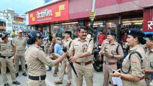 एसएसपी देहरादून ने कांवड़ मेले में आये श्रद्धालुओं का फूल माला पहनाकर किया स्वागत, बरसात के मौसम के दृष्टिगत ड्यूटीरत अधिकारियों/कर्मचारियों को बरसात से बचाव हेतु छतरी व बरसाती किये वितरित