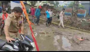 कांवड यात्रा के अन्तिम पडाव में भी कप्तान स्वंय डटे हैं मैदान में, जाम और उमस के कारण बेहोश हुए मोटर साइकिल सवार कावंड यात्री को संभालने उसकी ओर दौडे एसएसपी दून, पेय पदार्थ पिलाते हुए तत्काल मौके पर दिलाया आवश्यक प्राथमिक उपचार