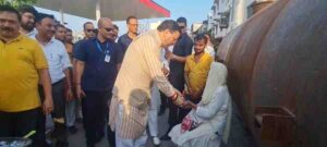 सीएम धामी ने सड़क किनारे काफिले को रोक लिया भुट्टे का आनंद, खुद भूनकर खाया और खिलाया, सीएम के इस व्यवहार के कायल हुए लोग