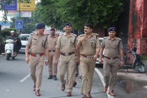 बहनों के त्यौहार में न हो दिक्कत, व्यवस्था बनाने अधिकारी से लेकर कर्मचारी तक उतरे सडकों व बाजारों में, रक्षाबन्धन पर्व के दौरान यातायात व्यवस्था का सुचारू संचालन सुनिश्चित करने एसएसपी स्वयं उतरे सडको पर