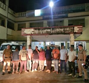शराबियों की बारात लेकर थाने पहुँची दून पुलिस की बस सेवा, सड़क किनारे खुलेआम जाम गटक रहे पियक्कड़ों का दून पुलिस ने उतारा सुरूर, सार्वजनिक स्थान पर शराब पीने वाले 90 व्यक्तियों को लाया गया थाने