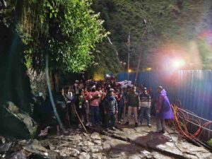 गौरीकुण्ड के पास बाधित हुए मार्ग पर आये मलबा-पत्थर के ऊपर से ही कच्चा मार्ग (पगडण्डी) तैयार कर केदारनाथ से वापस आये यात्रियों व घोड़ा-खच्चर संचालकों व घोड़ों को इस क्षेत्र से सुरक्षाबलों द्वारा करवाया गया पार