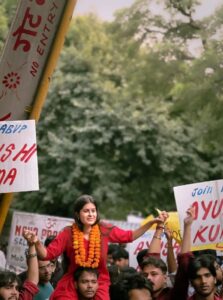 वरिष्ठ पत्रकार अवनीश प्रेमी की पुत्री दिव्यांशी वर्मा ने दिल्ली यूनिवर्सिटी छात्र संघ चुनाव में उपाध्यक्ष पद पर जीत हासिल की