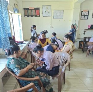 करवा चौथ के उपलक्ष में मेहंदी प्रतियोगिता का आयोजन,  छात्राओं के अंदर छिपी रचनात्मकता को बाहर निकलना मुख्य उद्देश्य– डॉ नीतू गुप्ता