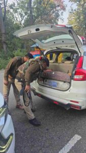 एसएसपी देहरादून के निर्देशों पर जनपद में नगर से देहात तक पुलिस ने चलाया सघन चैकिंग अभियान,. चैकिंग के दौरान बाहरी राज्यों से आने वाले व्यक्तियों से पूछताछ कर प्राप्त की सत्यापन सम्बन्धित आवश्यक जानकारियां