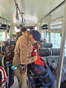 एसएसपी देहरादून के निर्देशों पर जनपद में नगर से देहात तक लगातार चल रहा पुलिस का सघन चैकिंग अभियान, बाहरी राज्यों से आने वाले व्यक्तियों से पूछताछ कर प्राप्त की सत्यापन सम्बन्धित आवश्यक जानकारियां