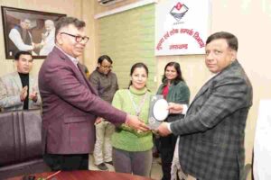 सूचना कर्मचारी संघ द्वारा आयोजित की गई इंडोर खेल प्रतियोगिता, विजेता प्रतिभागियों को महानिदेशक सूचना ने प्रदान किये पुरस्कार