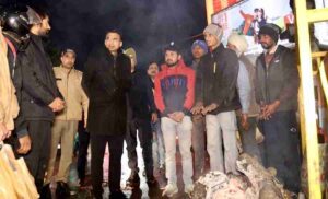 शीतलहरी रात्रि में अचानक शहर के चौक-चौराहों पर पंहुच डीएम ने देखी अलाव व्यवस्था, रेनबसेरों में रहने वालों का जाना हाल