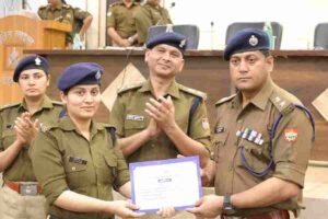वरिष्ठ पुलिस अधीक्षक देहरादून ने लिया पुलिस कर्मियों का सैनिक सम्मेलन, उत्कृष्ट कार्य करने वाले पुलिस कर्मियों को एसएसपी दून ने किया सम्मानित
