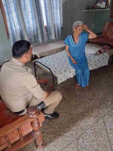 दून पुलिस पहुंची सीनियर सिटीजन के द्वार, अकेले निवास कर रहे सीनियर सिटीजनों से मुलाकात कर ली गई उनकी कुशलक्षेम