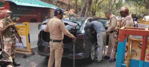 सम्पूर्ण जनपद में दून पुलिस द्वारा अलर्टनेस के साथ की जा रही चेकिंग, अंतरराज्यीय/अंतर्जनपदीय बॉर्डर व आंतरिक मार्गो पर पुलिस द्वारा संदिग्ध वाहन/व्यक्तियों की करी जा रही चेकिंग