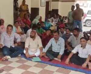 6 सूत्रीय मांगों को लेकर सफाई कर्मचारी यूनियन ने किया निगम प्रांगण में प्रदर्शन, सचिवालय कूच की दी चेतावनी