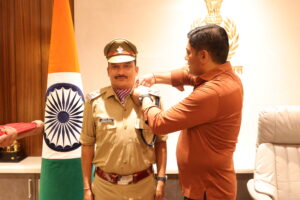 उप निरीक्षक पद से निरीक्षक नागरिक पुलिस के पद पर पदोन्नत अधिकारी के सम्मान में किया गया पिपिंग सेरेमनी का आयोजन, एसएसपी देहरादून ने उप निरीक्षक पद से निरीक्षक नागरिक पुलिस के पद पर पदोन्नत पुलिस अधिकारी को पदोन्नति पद के अलंकरण से किया अलंकृत