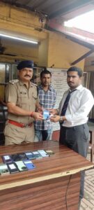 खोये मोबाइलों को वापस लौटाकर दून पुलिस ने बिखेरी चेहरों पर मुस्कान, 3 लाख से अधिक कीमत के गुम हुए 15 मोबाइल फोनो को बरामद कर किया मोबाईल स्वामियों के सुपुर्द