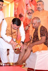 मुख्यमंत्री धामी ने श्रद्धालुओं को अपने हाथों से परोसा भोजन, पुष्पवर्षा और चरण प्रक्षालन के साथ देवभूमि ने किया शिवभक्त कांवड़ियों का अभिनंदन, पाँच पुलिसकर्मियों एवं पाँच पर्यावरण मित्रों को सराहनीय सेवाओं के लिए किया सम्मानित