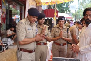 कावड़ मेले को सकुशल रूप से संपन्न कराने के लिए खुद मैदान में उतरे एसएसपी दून, कांवड़ मेले में आये श्रद्धालुओं को फूल माला पहनाकर किया उनका स्वागत, फल, मिष्ठान तथा पेय पदार्थ वितरित कर सुरक्षित एवं सुगम यात्रा के लिए दी अपनी शुभकामनाएं