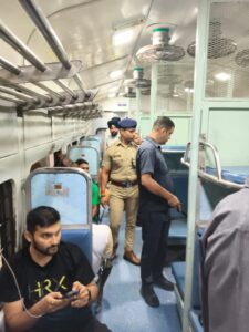 आमजन की सुरक्षा को हर पल मुस्तैद दून पुलिस, एसएसपी देहरादून के निर्देशों पर सम्पूर्ण जनपद में दून पुलिस द्वारा लगातार चलाया जा रहा सघन चेकिंग अभियान, जनपद की सीमाओं व आन्तरिक मार्गो पर संदिग्धों की तलाश हेतु लगातार की जा रही सघन चैकिंग