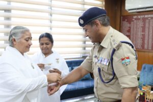 जब हाथों में राखी थाम एसएसपी दून से मिलने पहुँचे नन्हे कदम, नन्हे हाथों ने एसएसपी दून की कलाई पर राखी बांध लिया रक्षा का वचन, ब्रह्मकुमारी संस्था से आयी बहनों ने एसएसपी को राखी बाधं की दीर्द्यायु की कामना