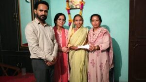 कैबिनेट मंत्री गणेश जोशी के निर्देश पर प्रभावित परिवारों को रुपये 1.20 लाख की सहायता राशि के चेक वितरित, आपदा प्रभावित परिवारों के साथ खड़ी है प्रदेश सरकार : ज्योति कोटिया