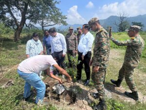 पौधे नहीं, भविष्य की हरियाली तैयार कर रहा एमडीडीए, रायपुर आर्मी फायरिंग रेंज में फलदार और जड़ी-बूटी वाले पौधों का रोपण, सुरक्षा के लिए वायरिंग और दो साल के रखरखाव की व्यवस्था, पौधे लगाना पहला कदम, उन्हें पेड़ बनाना असली जिम्मेदारी – बंशीधर तिवारी