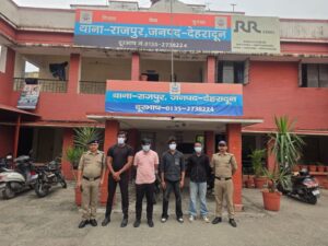 पुलिस की अलग अलग टीमो द्वारा संबंधित क्षेत्राधिकारियों के नेतृत्व में देर रात्रि चलाया सघन चेकिंग अभियान, *होटल/बार/पब आदि स्थानों पर औचक छापेमारी की कार्यवाही,  शराब पीकर वाहन चलाने वाले 27 व्यक्तियों को पुलिस ने किया गिरफ्तार, *देर रात्रि में अनावश्यक रूप से घूम रहे 61 व्यक्तियों/युवको को पूछताछ हेतु लाया गया थाने
