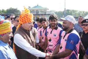 नमो क्रिकेट लीग में मुख्यमंत्री धामी ने खिलाड़ियों के साथ खेला क्रिकेट, बढ़ाया युवा खिलाड़ियों का उत्साह