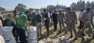 स्वच्छ सर्वेक्षण अभियान के तह्त शहर में चला विशेष सफाई अभियान, 40 टन कूड़ा उठाया गया, *डीएम डॉ0 आशीष चौहान ने अधिकारियों, नगर निगम कर्मियों एवं विद्यालय की छात्राओं के साथ स्वयं उठाया कूड़ा, स्वच्छता का दिया संदेश